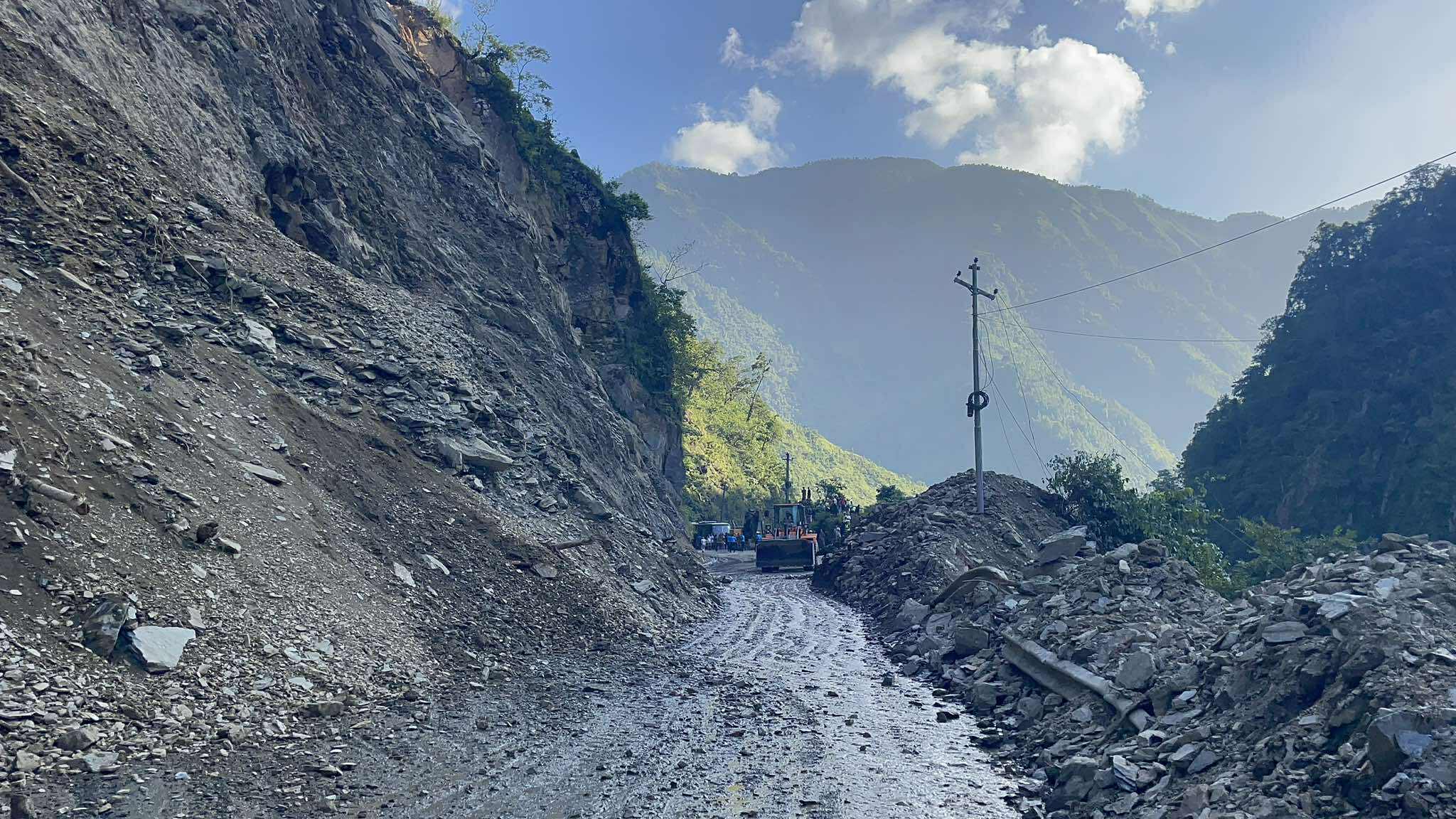 पहिरोका कारण देशका पाँच राजमार्ग पूर्ण रूपमा अवरुद्ध