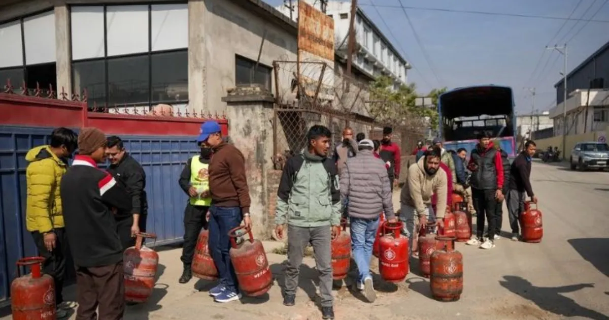 नेपालमा ग्याँसको अभाव, ग्याँसको कार्यालयमै उपभोक्ताको भीड