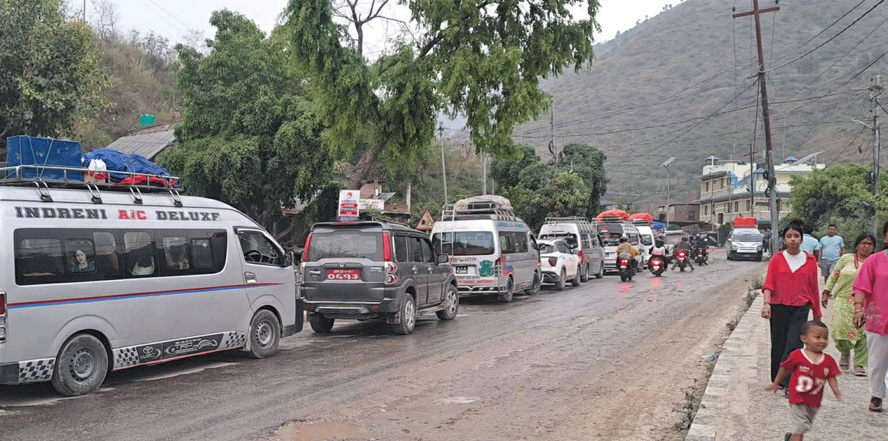 बीपी राजमार्गमा आवागमन बन्द, सवारी साधन होल्ड