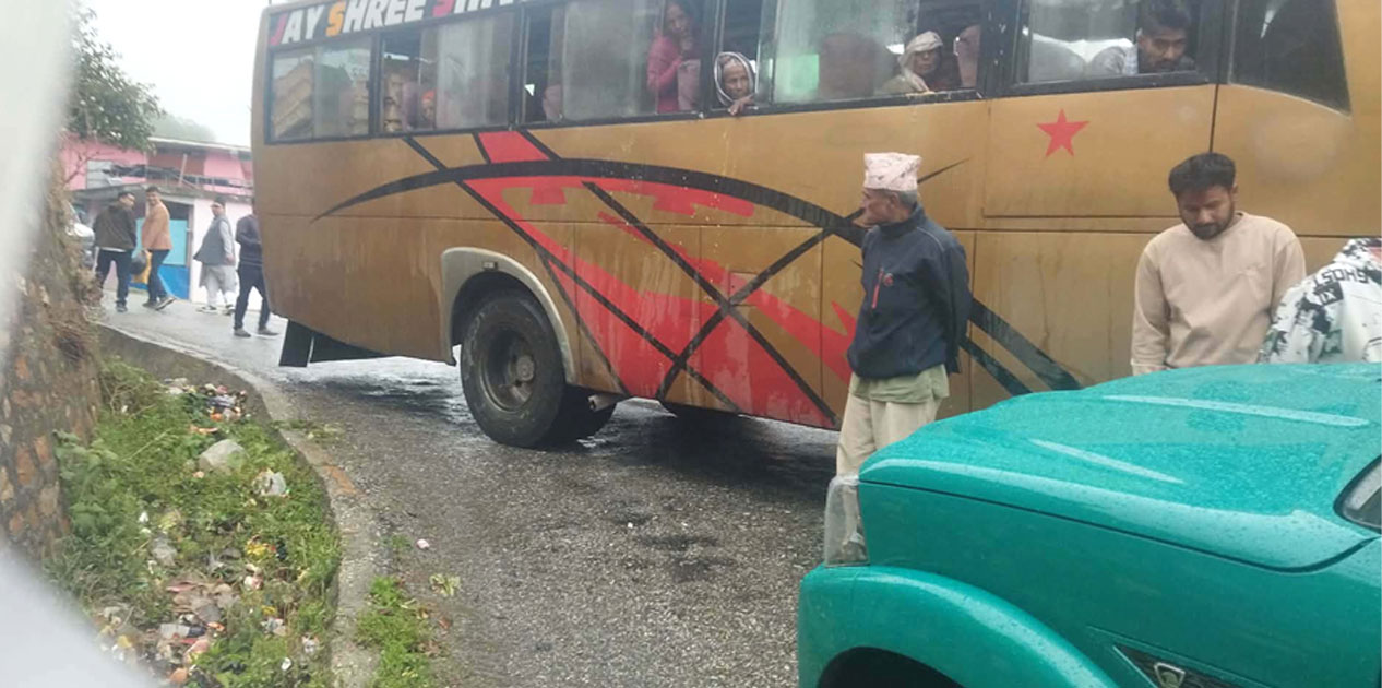 बैतडीमा एक आपसमा ठोक्किए मन्त्री सवार गाडी र बस 