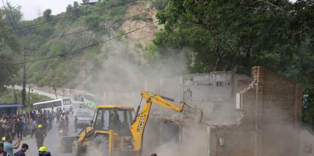 तारकेश्वरमा सार्वजनिक जग्गा अतिक्रमण गरी निर्माण गरिएका संरचनामा चल्यो डोजर