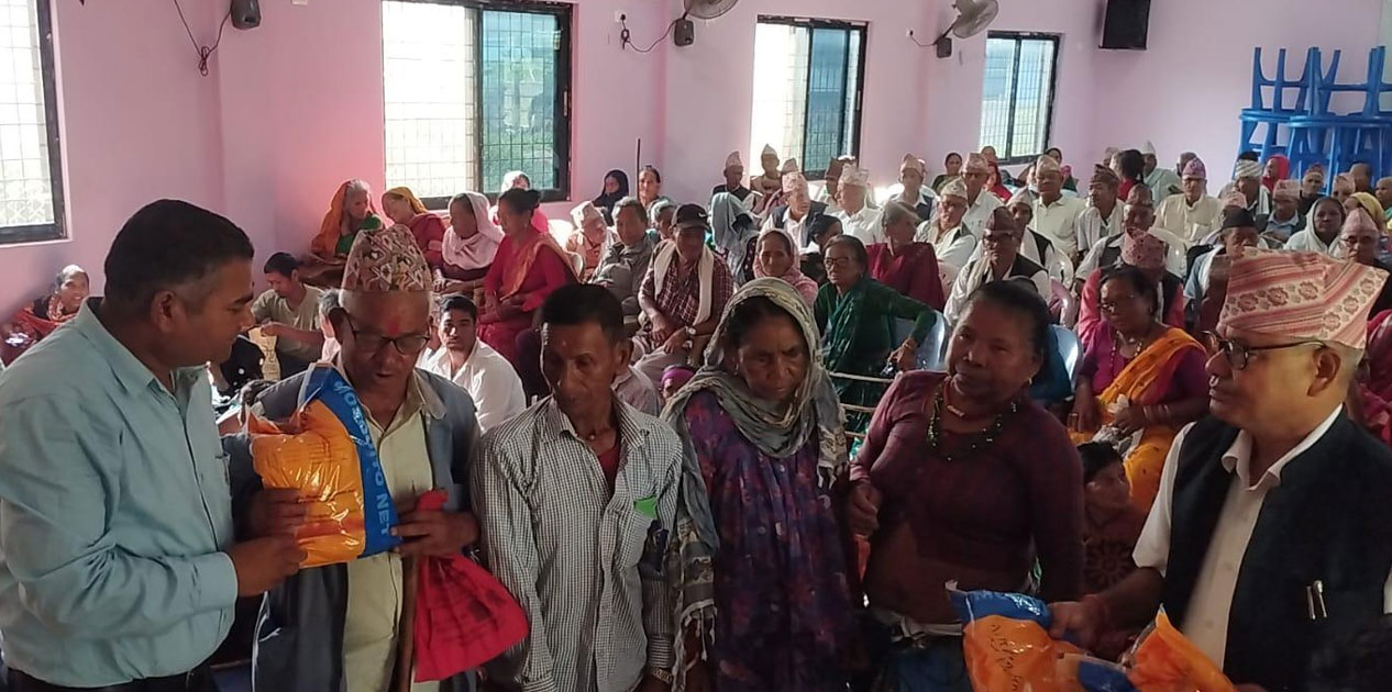 टीकापुर नगरपालिकाद्वारा १५० जना ज्येष्ठ नागरिकलाई झुल वितरण