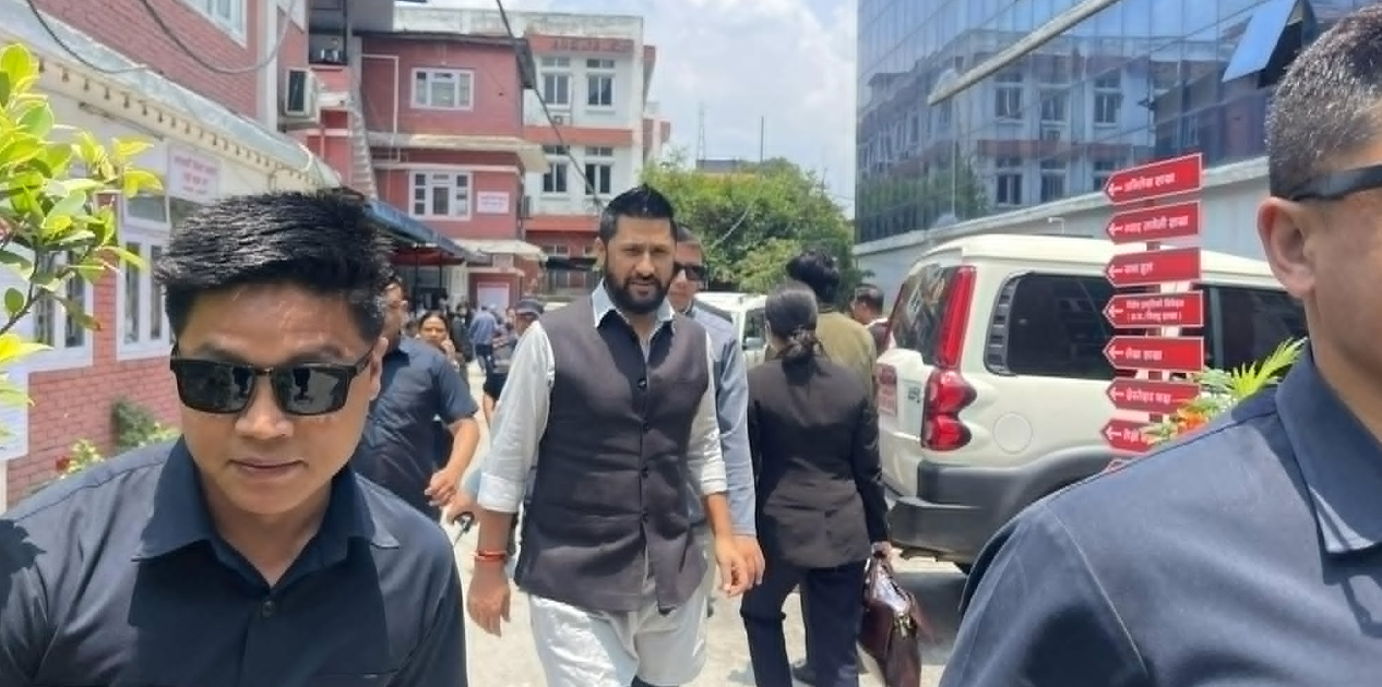 तारेख बुझ्न काठमाडौँ जिल्ला अदालत पुगे रास्वपा सभापति लामिछाने