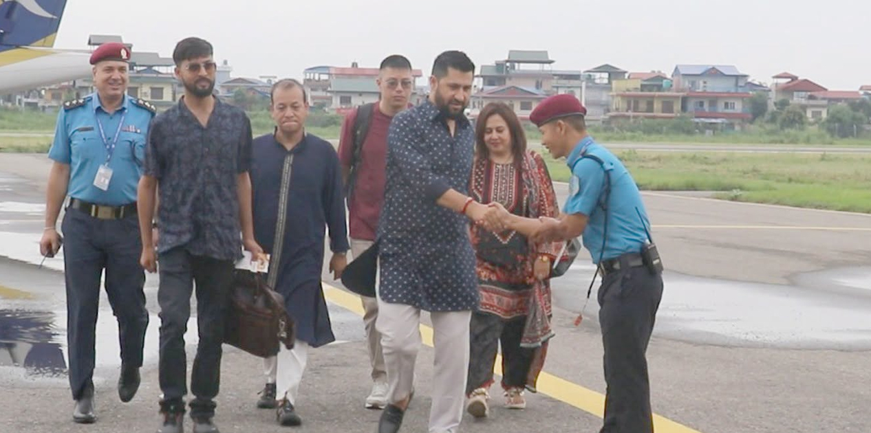 राष्ट्रिय महाधिवेशनका लागि चितवन पुगे सभापति लामिछाने
